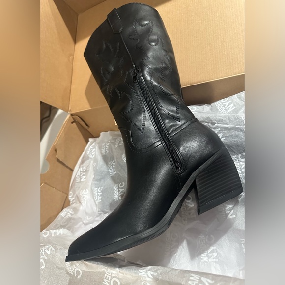 Elegant Black Leather Heeled Boots - Picture 6 of 8